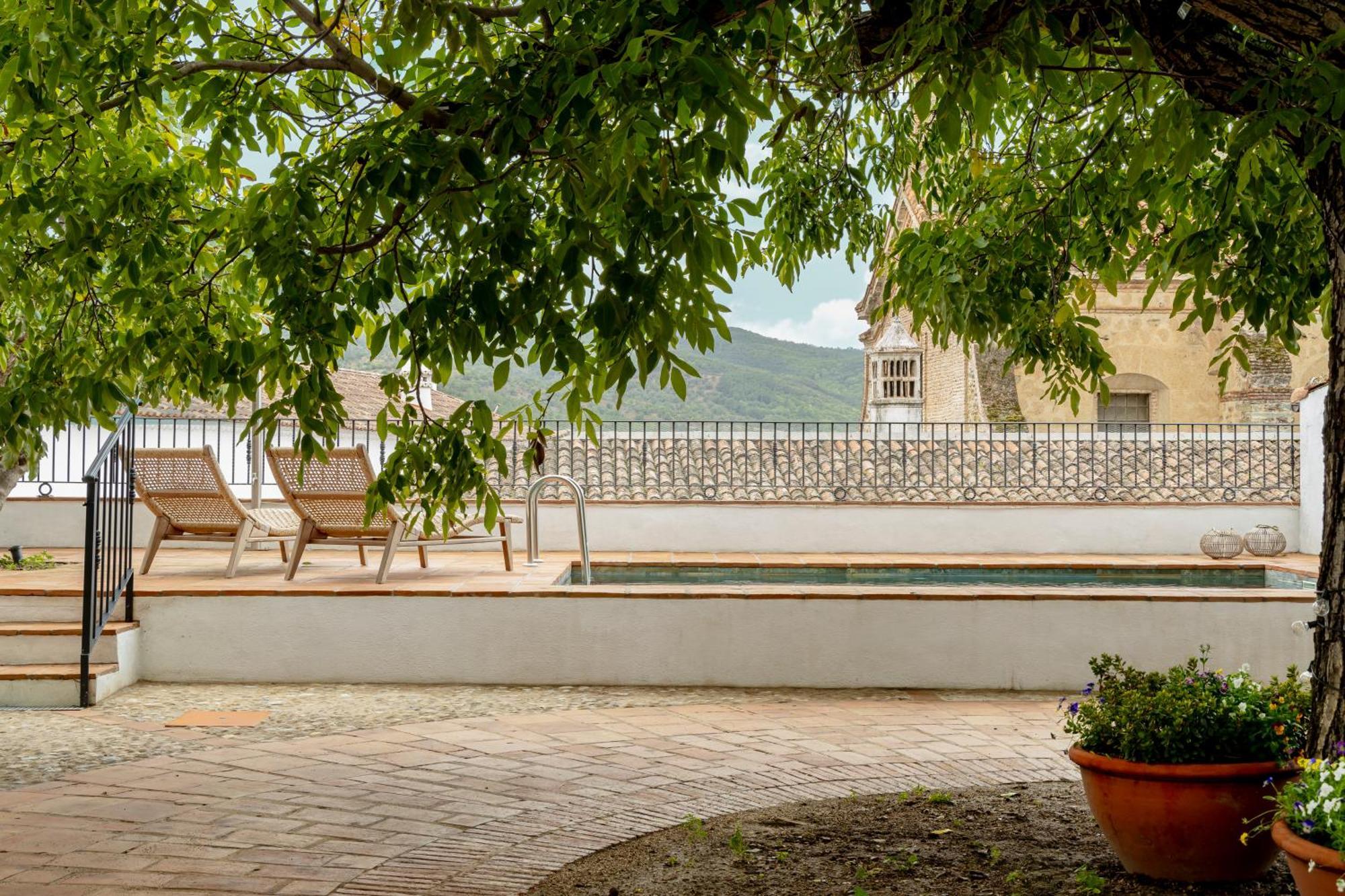 Apartamentos Turisticos El Patio Del Nogal Guadalupe  Exteriör bild