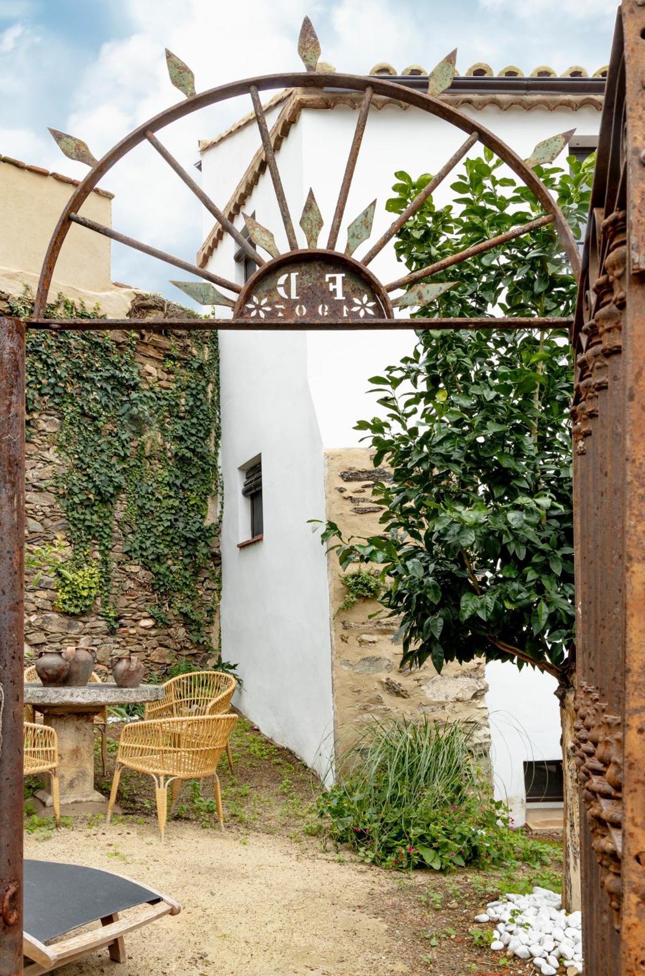 Apartamentos Turisticos El Patio Del Nogal Guadalupe  Exteriör bild