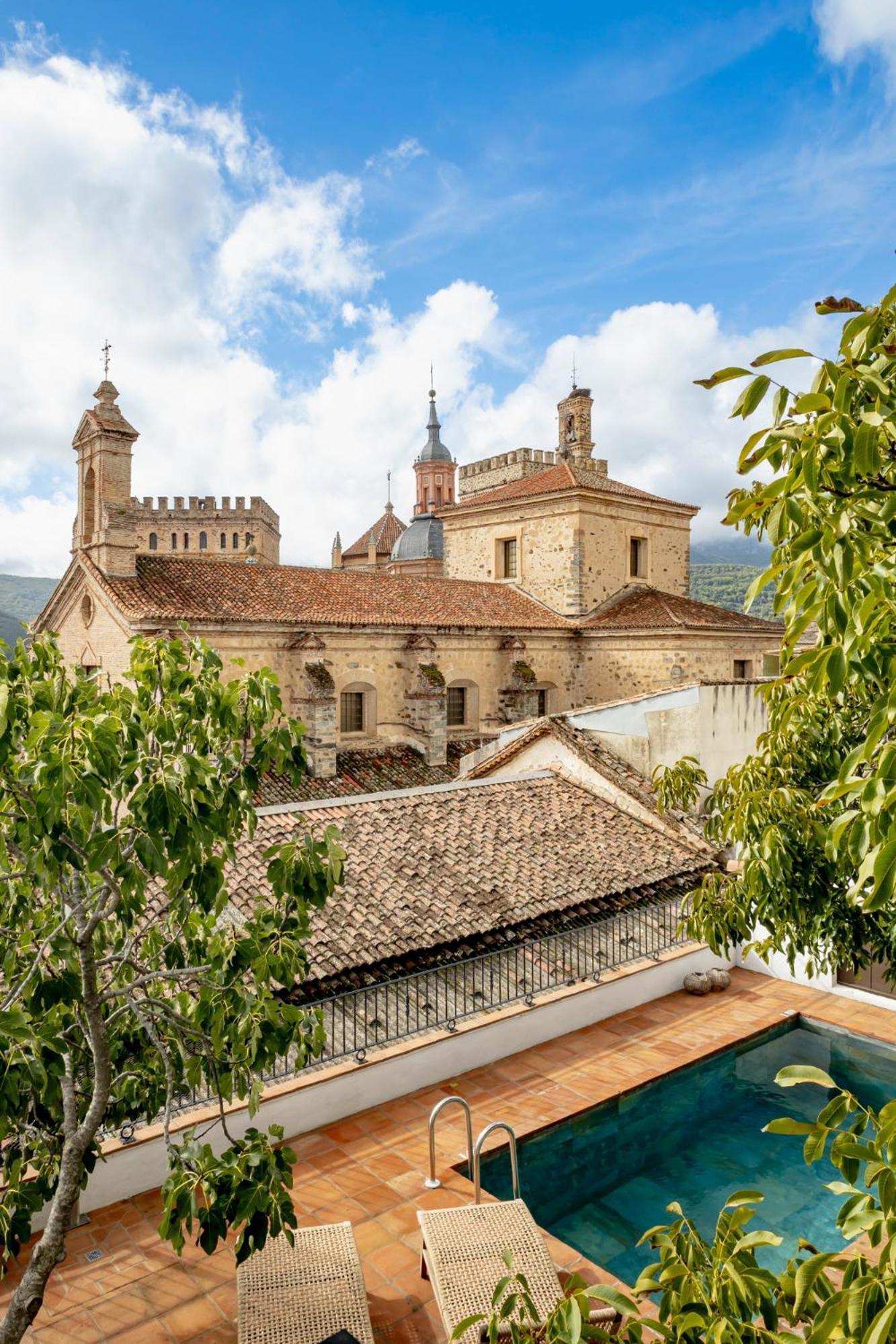 Apartamentos Turisticos El Patio Del Nogal Guadalupe  Exteriör bild
