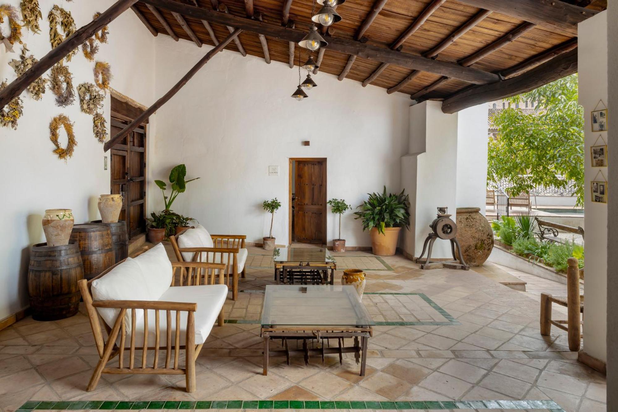 Apartamentos Turisticos El Patio Del Nogal Guadalupe  Exteriör bild